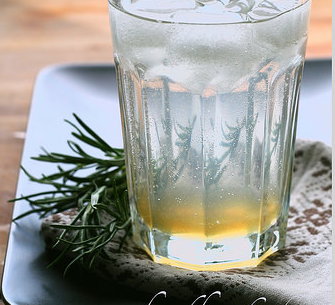 Gartenkochevent Rosmarin: Vodka mit Rosmarin-Zitronen-Limo