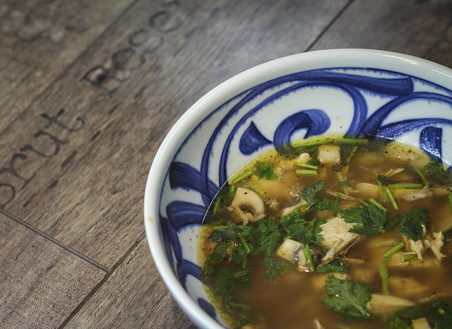 Yum Jin Gai – Hühnersuppe aus Nordthailand