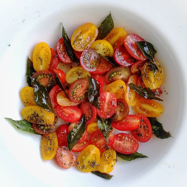 Bunter Kirschtomatensalat mit Curryblättern